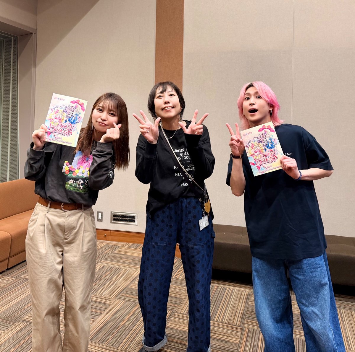 SAK_SAK_SAKUMA's tweet image. 最終回のアフレコは仕事が重なり、早めに現場入って1人で抜き録りの予定でしたが、うたちゃん役の松岡ちゃんがわざわざ早めに入ってくれて一緒にアフレコする事ができました。
1人も置いていかない所が本当にうたちゃんみたいな人！
アフレコ終わりに松岡ちゃんとシリーズ構成の今さんと📸
#キミプリ