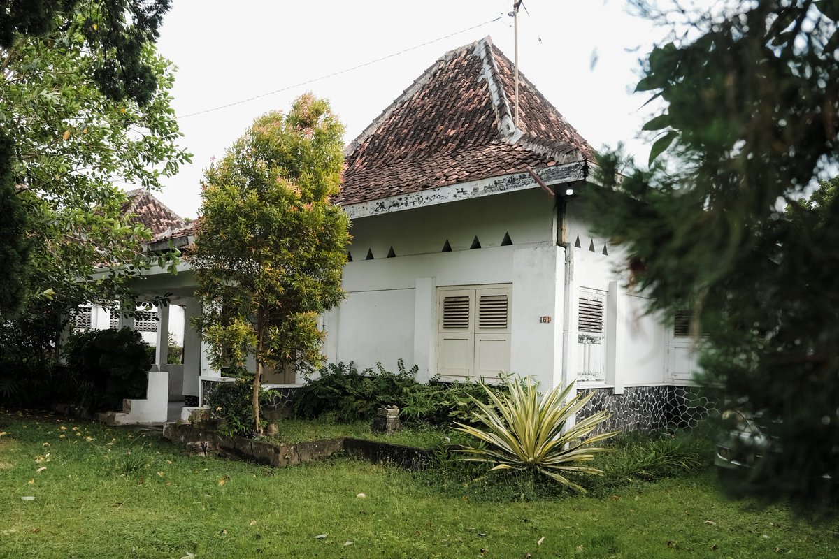 Rumah ini semakin terkenal sejak dijadikan lokasi shooting aadc, dan sekarang semakin viral.

Tapi tau ndak kalian, ini rumah W.J.S Poerwadarminta atau Bapak Kamus Indonesia, penulis, pelopor, penyusun kamus standar pertama bahasa Indonesia.