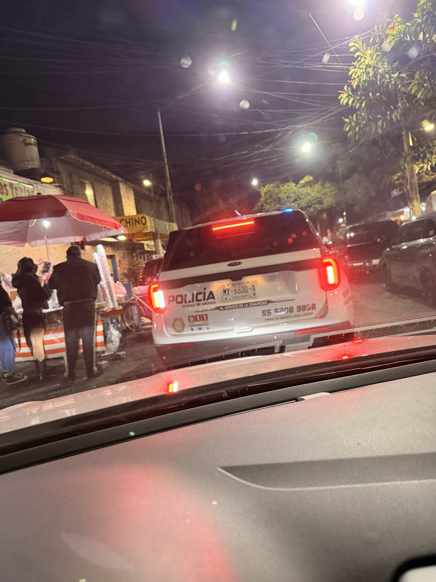 chelasstian's tweet photo. @SSPCMexico  aquí la patrulla con placas MX-66OD-4 5 min deteniendo el tráfico para que el señor patrullero le dieran su café. https://t.co/bnbgzCirF8
