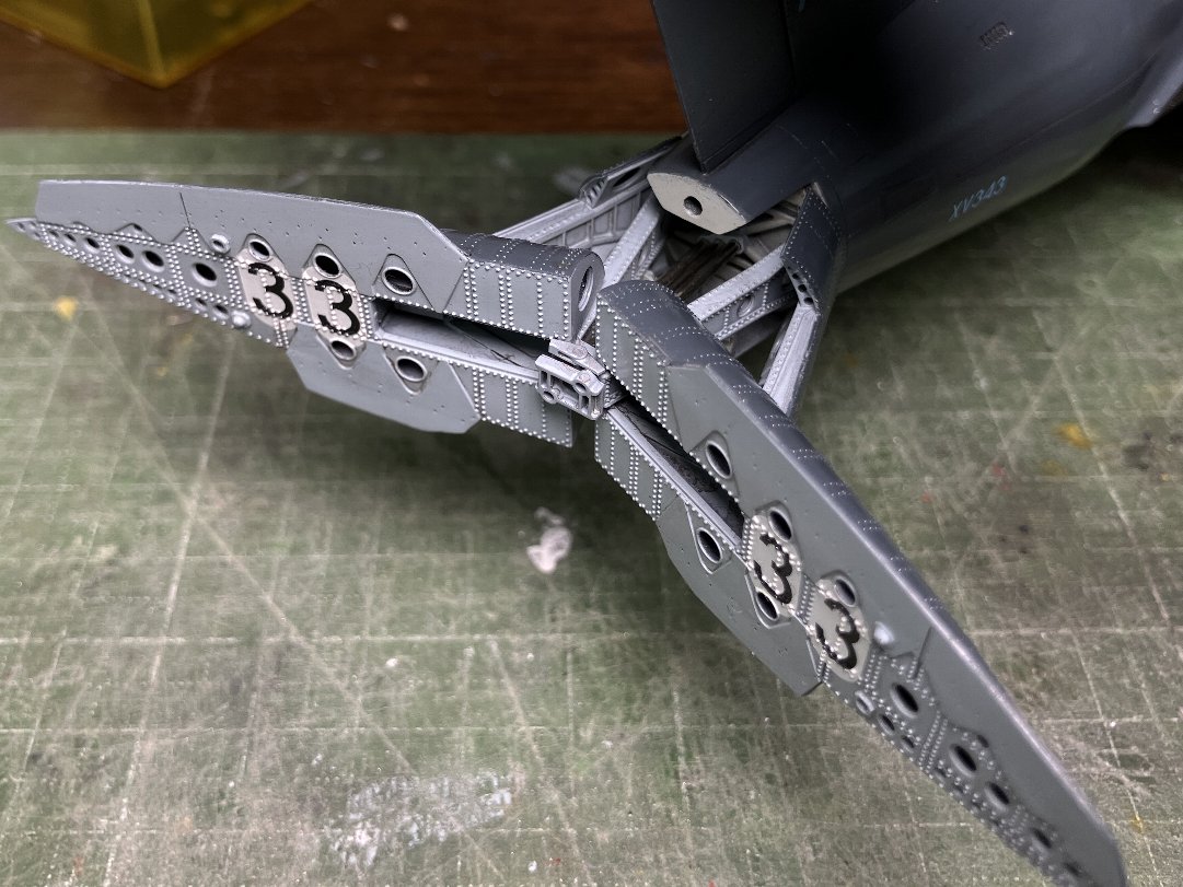 WIP エア1/48 バッカニア
脚を取り付け「自立」。アルミ貼りのマスクをはがす。エアブレーキも組み立て。完成形が見えてきた。