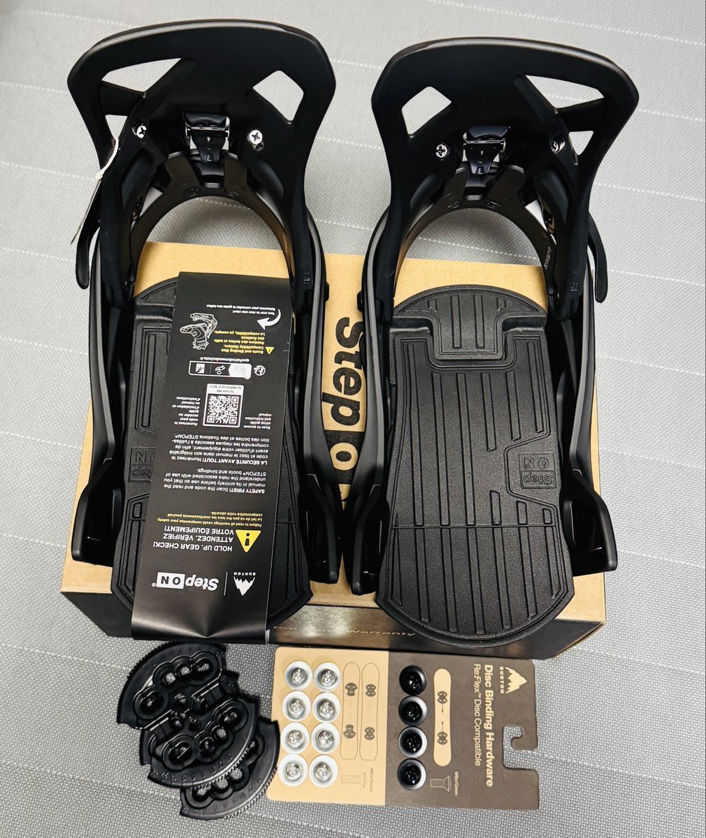 50overSnowboard's tweet photo. イェーイしんぴん〜✨✨✨
customに取り付けるぜい！w
#BURTON
#STEPON https://t.co/2k76a2D2Et