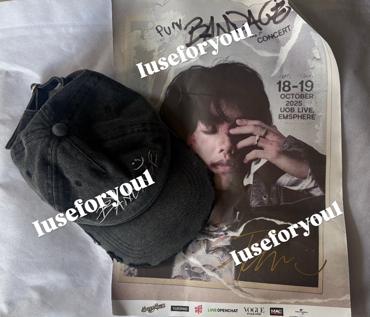 Iuseforyou1's tweet photo. ปล่อยต่อ ส่งฟรี ✅ 

หมวก vip    โปสเตอร์ sign   เสื้อ ดำ L   

#PUN_Bandagethe1stconcert
#ตลาดนัดpun #PUN https://t.co/gh27uDour4