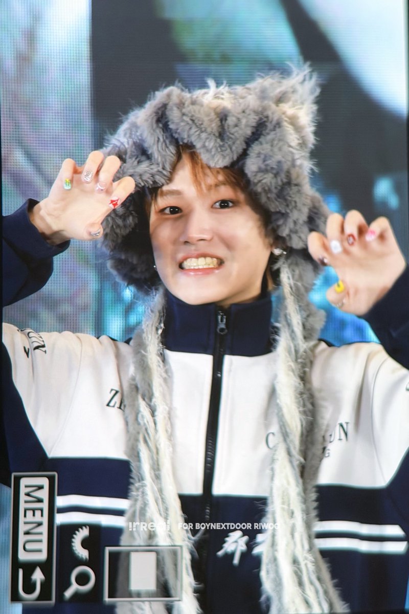 Irreal1022's tweet image. 260125 #포토리우
귀엽게 네일 자랑하기(?💅
#보이넥스트도어 #리우
#BOYNEXTDOOR #RIWOO