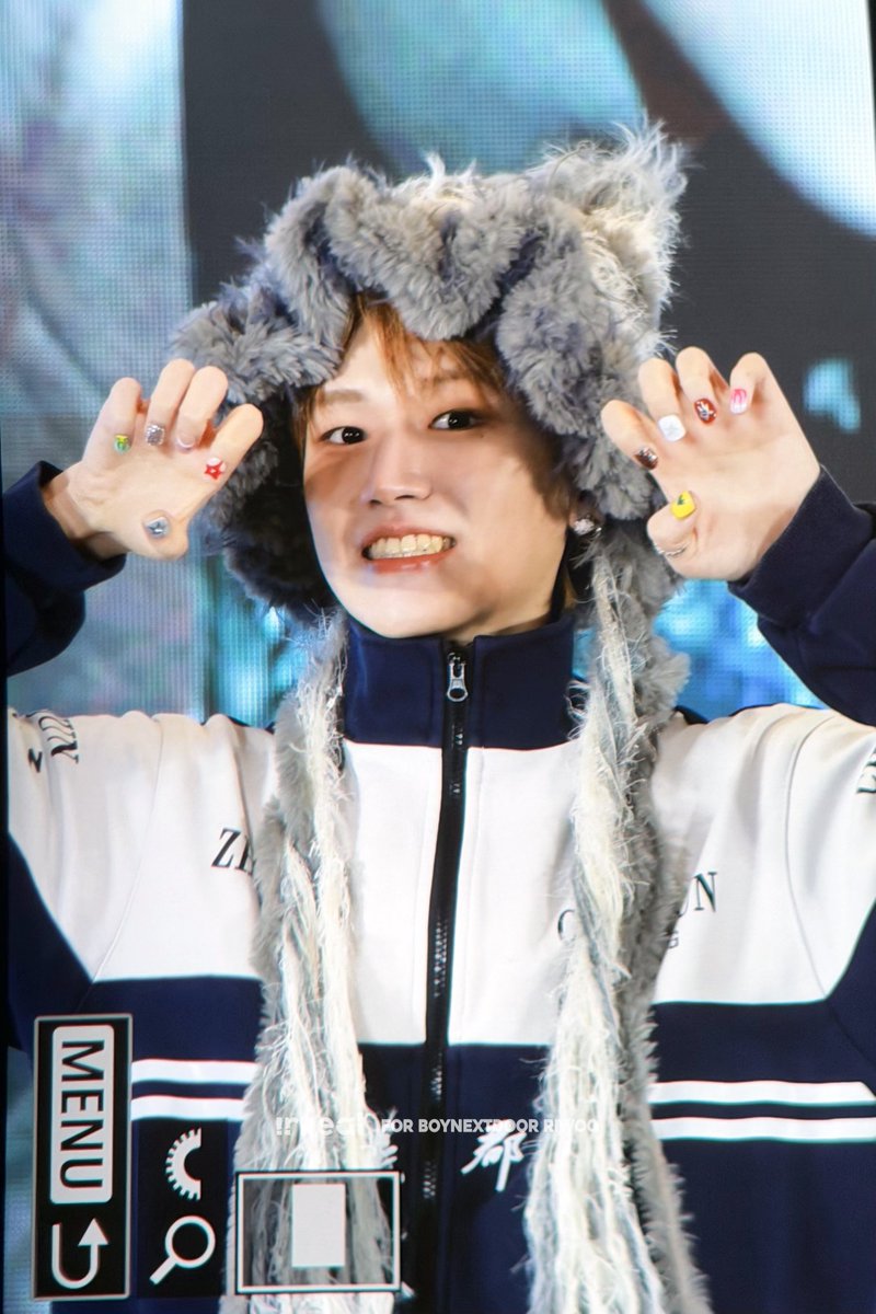 Irreal1022's tweet image. 260125 #포토리우
귀엽게 네일 자랑하기(?💅
#보이넥스트도어 #리우
#BOYNEXTDOOR #RIWOO