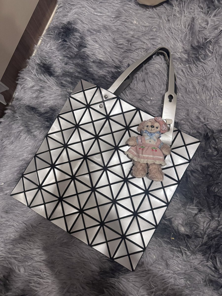 wiqforsale's tweet photo. ส่งต่อ Baobao Size 10*10 
สี Metallic Silver ของแท้ ปีเก่าค้าบ

สีเทาใบนนี้ใบเก็บของเราเองค่า สีสวยมากก บล็อคยังดีหมด มีรอยที่สายนิดหน่อยตามภาพคับ หมุดยังแข็งแรง ใช้ได้ยาวๆ น้า ราคาดีมากค่ะ

- 1990฿ free shipping! 🤍🖤 https://t.co/VZJlxIk3dk
