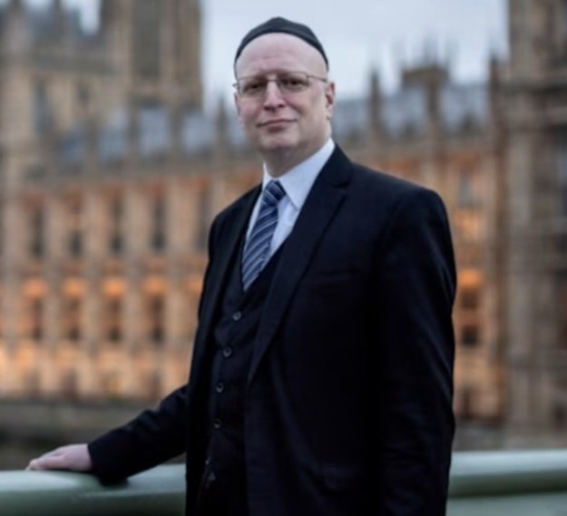 Daniel Greenberg, Parliamentary Commissioner for Standards. He's the man who let Nigel Farage 'off the hook' after he breached the MPs code of conduct 17 TIMES.
Should Daniel Greenberg himself now be investigated as to why Farage faced NO SANCTIONS?
#BBCLauraK #BBCBreakfast