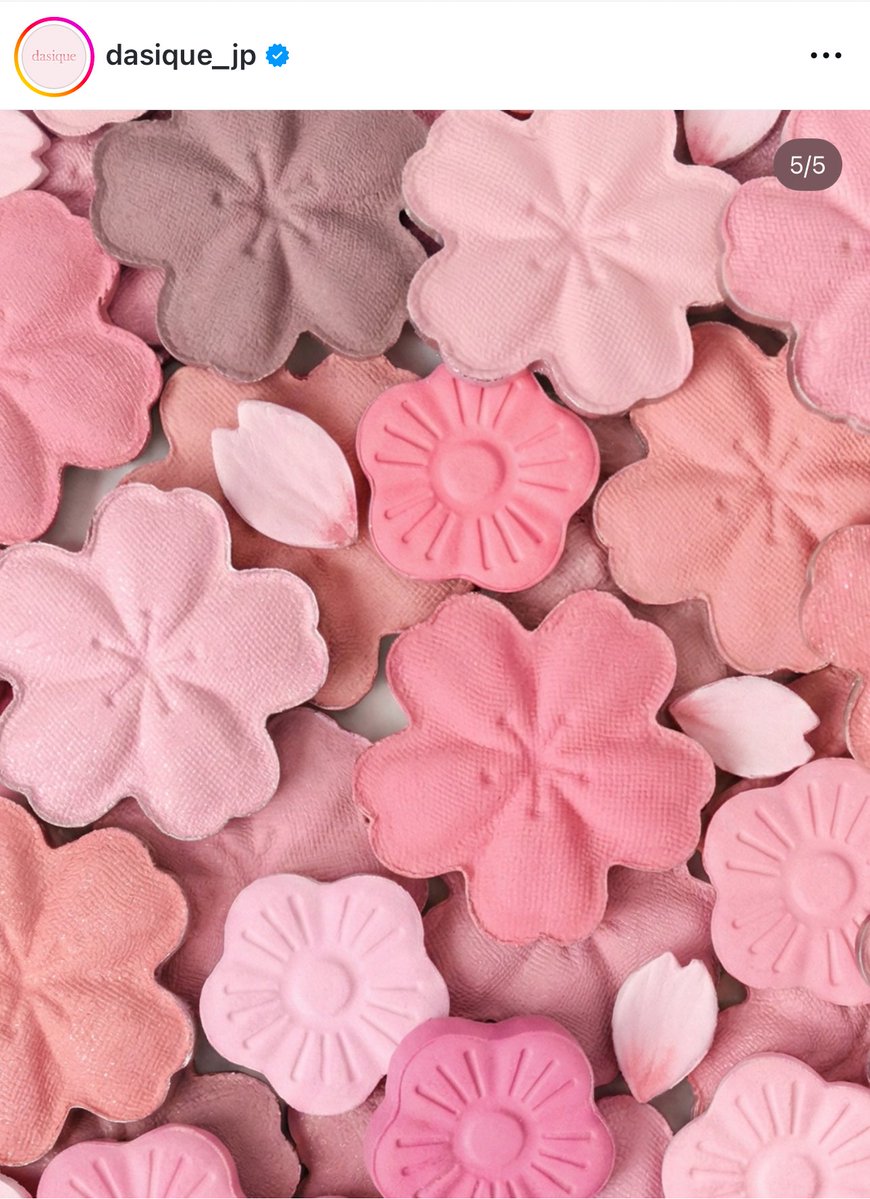 letmetryreview's tweet image. Dasique ฝั่งญี่ปุ่นออกคอลเลคชั่นซากุระมา ตัวบลัชน่าสนใจมากกกก ทำมาเป็นรูปดอกไม้แบบนี้เลย น่ารักที่สุดดดด 💕🥹