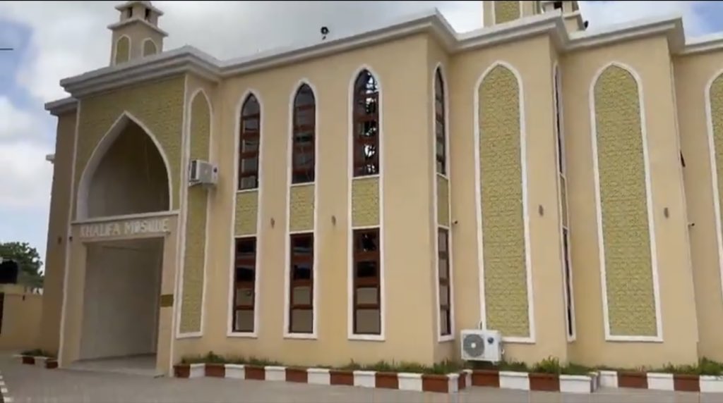 Kibet_bull's tweet photo. The cost of this mosque can drill upto 5 boreholes and pipe it. Duale decided to build it so that they will use to pray for the rain. https://t.co/74mR0MRK6f