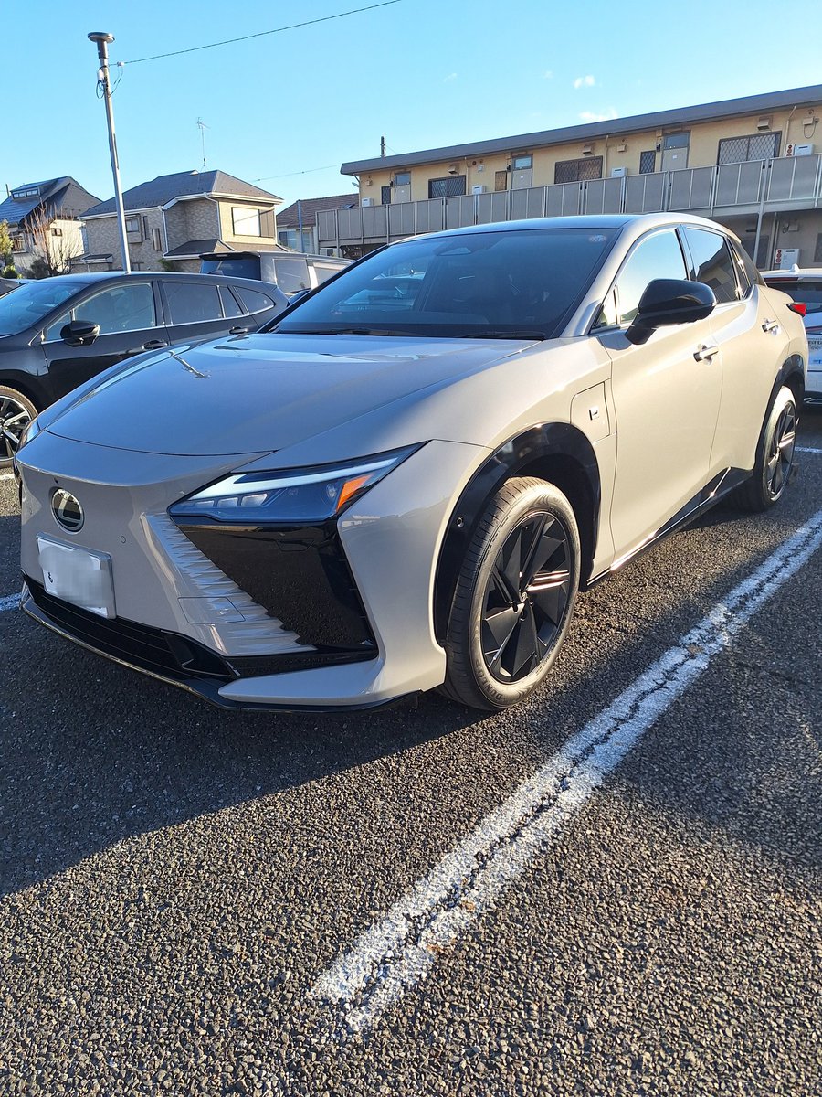 DriveMyCar52's tweet photo. NX450h+の６ヶ月点検＆担当さんに勧められRZ550eの試乗。
重さを感じさせないシームレスな加速は、さすがEV車。
ステアリングは切りやすくよく曲がるんだけど…フツーの円い方が好みかも🙂 https://t.co/VHLqyPq2EA