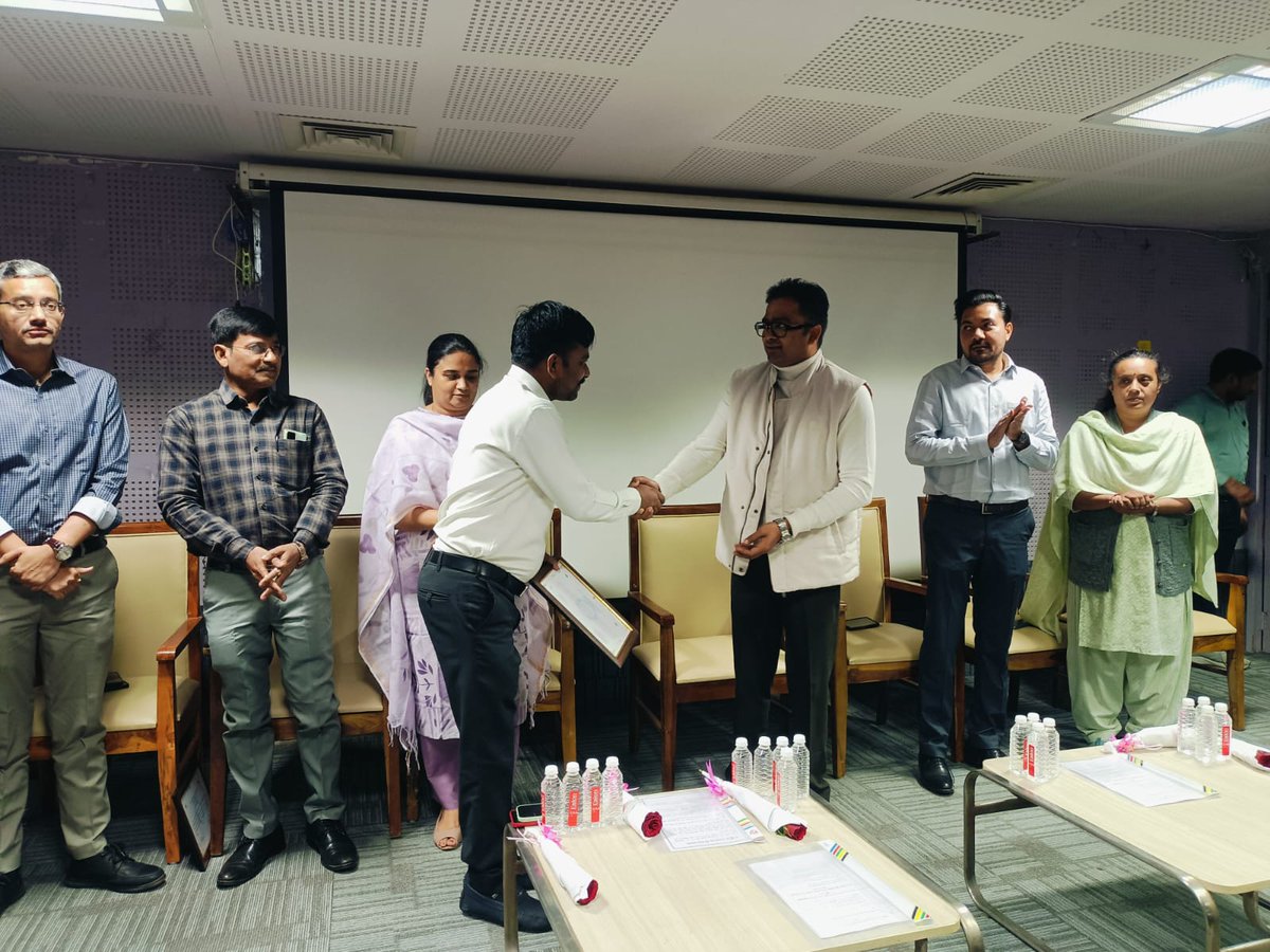 આજરોજ તાલુકા વિકાસ અધિકારીશ્રી ભાવનગરને ૧૦૩-ભાવનગર ગ્રામ્ય વિધાનસભા મત વિસ્તારમાં મદદનીશ મતદાર નોંધણી અધિકારી તરીકે SIR-  2025-26 માં ઉત્કૃષ્ટ અને પ્રશંસનીય કામગીરી કરી ફરજમાં પ્રતિબદ્ધતા દાખવવા બદલ જિલ્લા ચૂંટણી અધિકારી અને માન.કલેક્ટર સાહેબ ભાવનગર દ્વારા સન્માનિત કરવામાં આવ્યા.