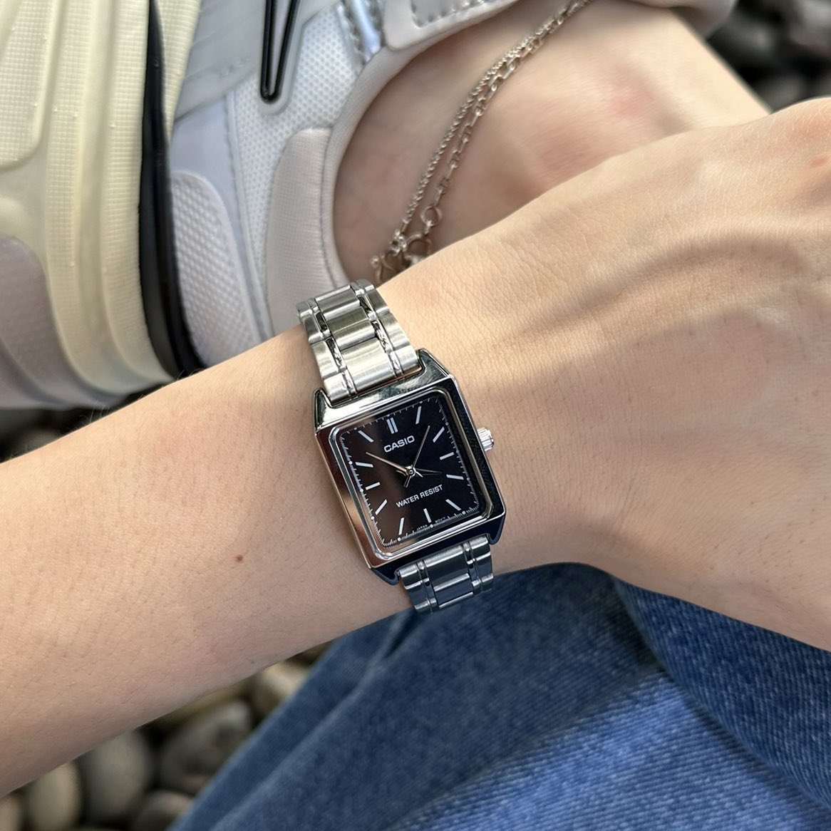 tamjaichunbkk's tweet photo. ไม่แปลกใจที่ casio หลายรุ่นโดยเฉพาะรุ่นหน้าปัดเหลี่ยมจะเป็นที่นิยมทั้งในกลุ่ม พสเกาหลี ญป อะ เพราะใส่ออกมาแล้วสวยมาก ดีไซน์้มีความ timeless  เรียบหรูดูแพง หยิบมาใส่ได้บ่อย ทน ราคาดี หน้าปัดไม่ใหญ่จนเกินไป ทำออกมาให้เข้ากับข้อมือผูหญิง https://t.co/iARKs9Vd0U