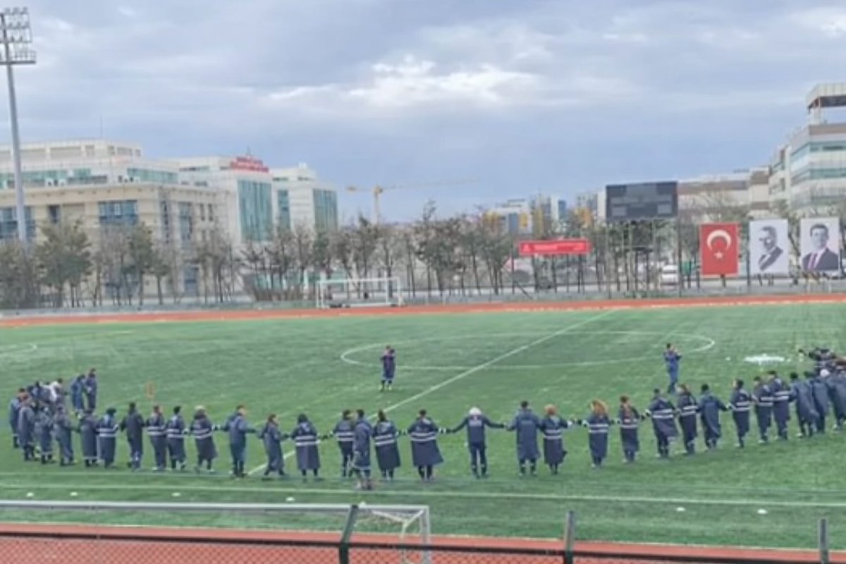 🔥Bayrak indirme ihanetinin ardından İBB de karıştı❗️
*
Türkiye, şanlı bayrağımıza yönelik Nusaybin’de gerçekleşen alçak terör saldırısının etkisiyle çalkalanırken, İBB’de büyük bir skandal yaşandı.
*
Sözde ‘kent uzlaşısı’ kapsamında İBB’ye doldurulan yeni itfaiye erleri,