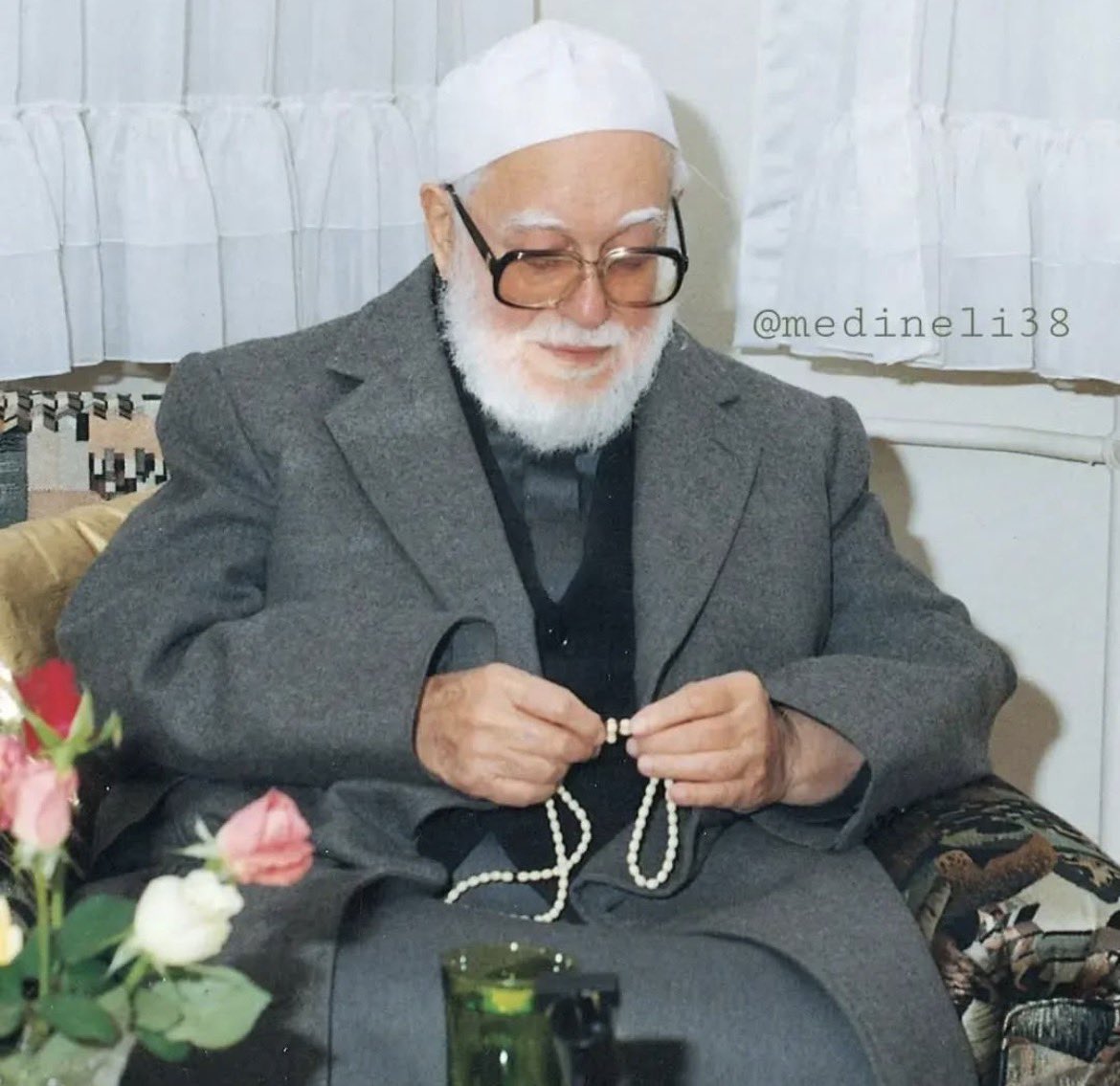 elkandahari's tweet photo. Musa Efendi’nin dünyaya veda ederken söylediği kelamlar;

“Koskoca ömür böylece geldi geçti. Hatâlar, noksanlıklar birbirini takip etti. Gönlümün istediği gibi yeşeremedim. Yalnız Sen’in yüceliğinle, Rahmânlığınla, Settârlığınla ve Gaffarlığınla tesellî buldum.”

Vasiyetinden… https://t.co/PSEk7sb0wk