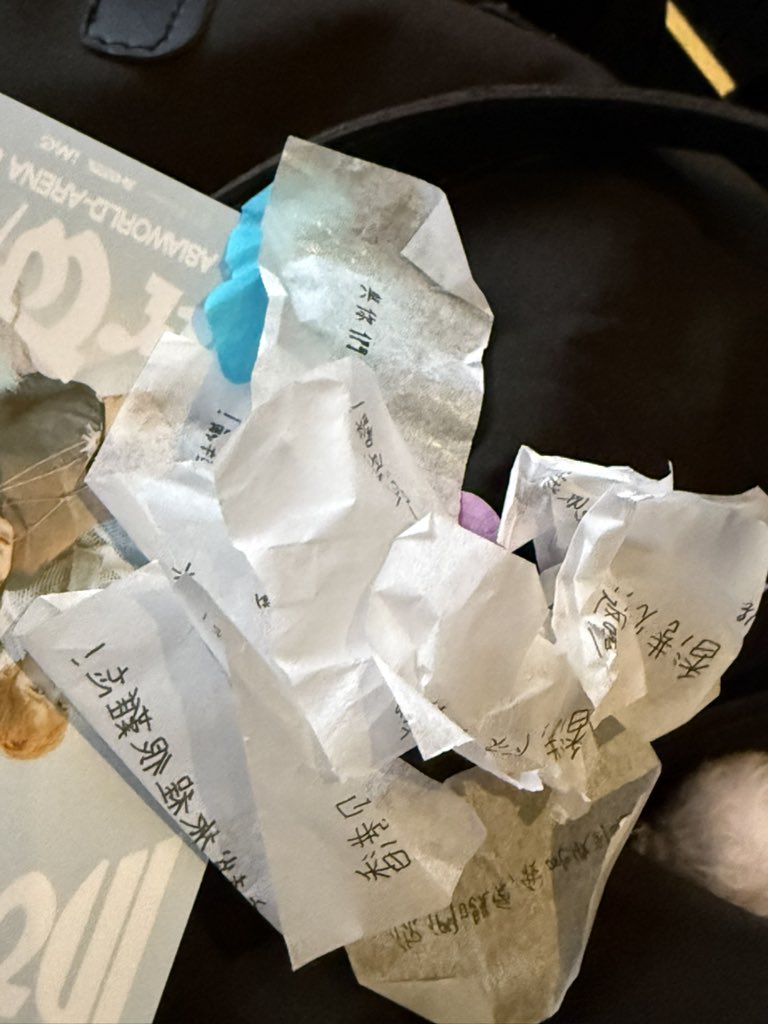 아니 입장하는데 컨페티를 한 주먹 주심
근데 진짜 주먹으로 주셔서 꼬깃꼬깃해졋엉