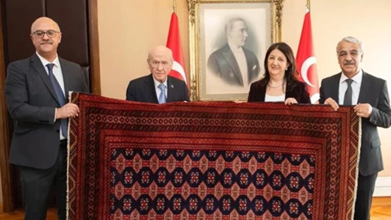 umayanaaa's tweet photo. Devlet Bahçeli’nin Erzurum'da attığı idam ipini alıp İmralı'da kilim haline getiren öcalan canisi MHP milliyetçiliğinin içinden geçmiştir.

Bu saatten sonra açıp açıp Fatih Kısaparmak'tan Kilim dinlesinler .
Irmağının akışına ölürüm Türkiyem...

Kilimin dilinden ancak anlayan okur demiş ya Fatih Kısaparmak...
Aynen öyle ihanetin iki ucu.