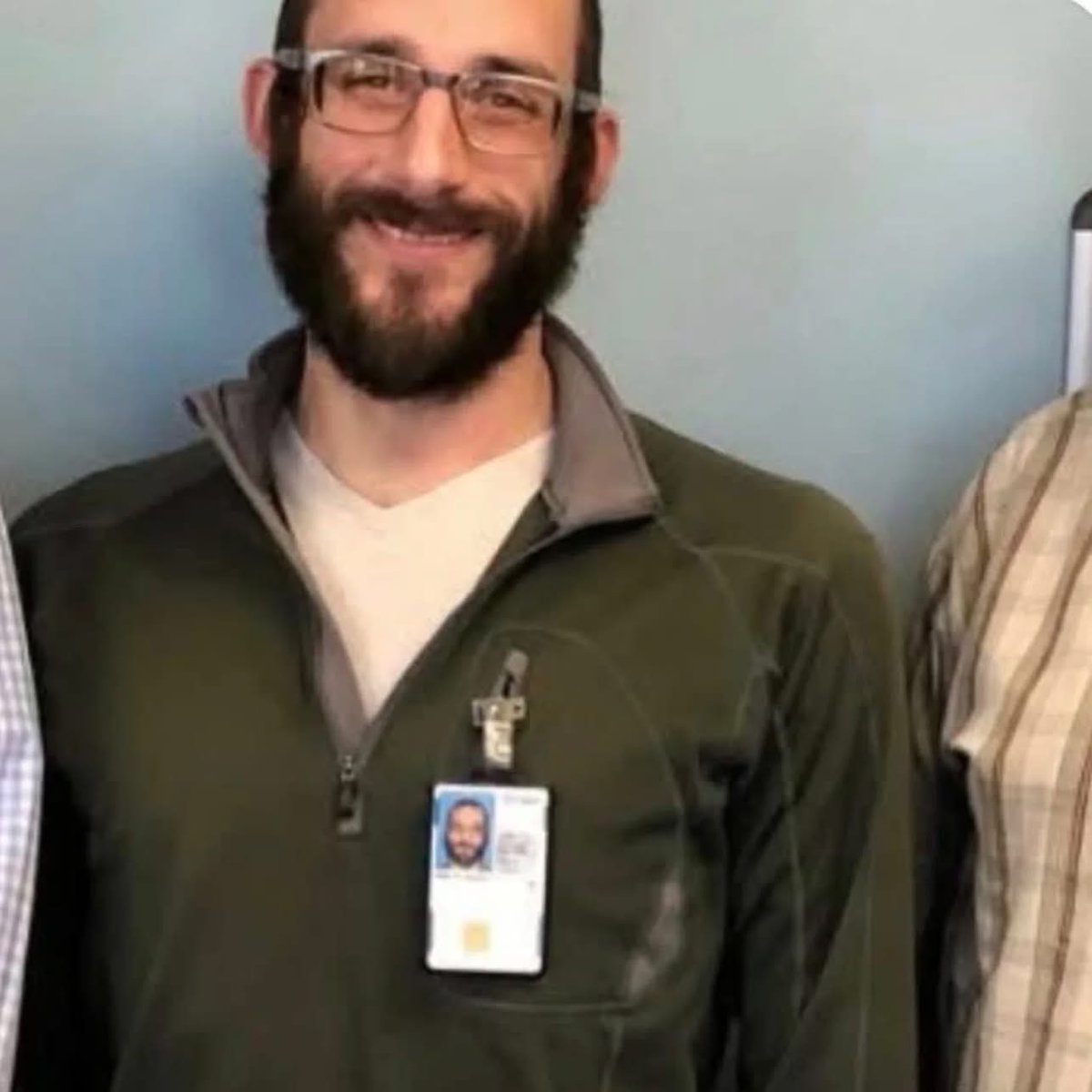 IlNazionale's tweet image. Il 37enne Alex Pretti, infermiere, è stato ucciso oggi mentre stava aiutando una donna a rialzarsi dopo che era stata buttata a terra da un agente dell’ICE

Prima gli hanno spruzzato addosso lo spray al peperoncino, poi lo hanno circondato in 5 o 6 e gli hanno sparato più volte