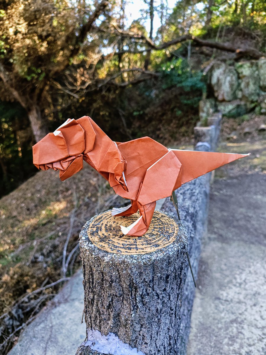 「新世代　究極のおりがみ」より
今井雄大さん創作
<a href="/origami_maimai/">今井雄大（折り紙マイマイ）</a> 
「ティラノサウルス」
paper 50センチ普通紙
頭の段折りが特徴的✨
少し前傾になるくらいがかっこいい。
いつかは折りたかった作品👍
#今井雄大さん #ティラノサウルス 
#究極のおりがみ #折り紙 #折り紙作品