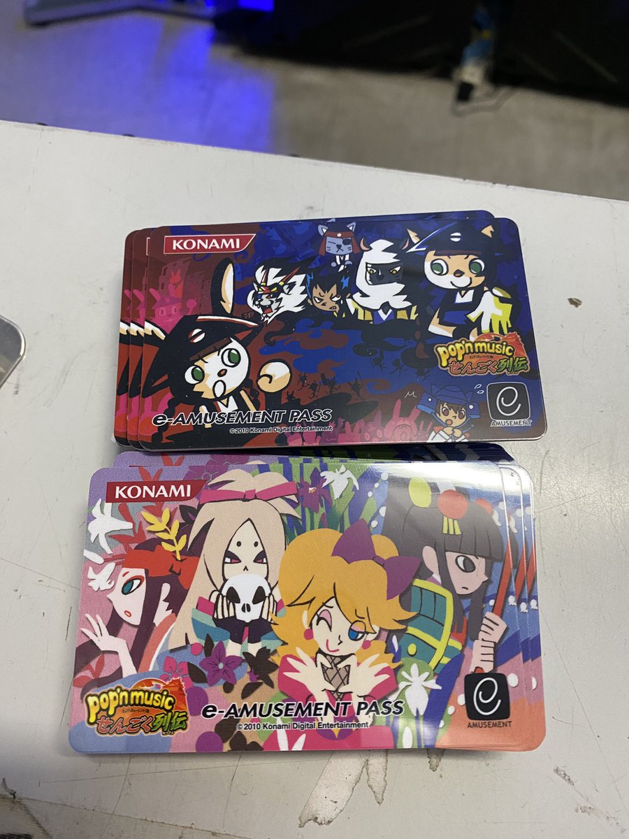 amfantasista's tweet image. 昨日のジスラジで質問もらったQMAeパスこの4種です。
ポップンもありました。せんごく列伝。
1枚500円でカウンターで手売りしています。