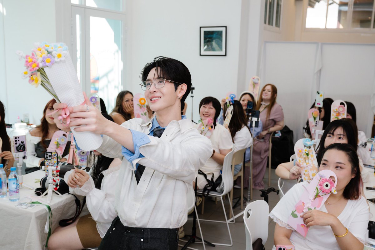 Chantra_TH's tweet photo. ✨ ขอบคุณทุกคนมาก ๆ เลยนะคะ ที่มาร่วมงาน “CHANTRA Moment with You X JamesSu”
นี่คือการเจอกันครั้งแรกของปีใหม่ และความรักกับพลังที่ทุกคนมอบให้ ทำให้วันนี้อบอุ่นและน่าจดจำสุด ๆ 💖

ขอขอบคุณ JamesSu เป็นพิเศษ ที่มาร่วมสร้างช่วงเวลาสุดพิเศษกับพวกเรา 🌸 นอกจากรอยยิ้มและเสียงหัวเราะแล้ว เรายังได้สนุกไปกับกิจกรรม DIY ดอกไม้ด้วยกัน ดอกไม้เล็ก ๆ ที่ทุกคนทำขึ้นมานั้นเต็มไปด้วยความสุขและความหมายที่สวยงาม

หวังว่าเมื่อทุกคนย้อนนึกถึงวันนี้ จะยังคงรู้สึกถึงความสุขและความอบอุ่นเหมือนเดิม 🥰
ทีมงานใจฟูมาก ๆ และตั้งตารอที่จะได้เจอกันอีกครั้ง เพื่อสร้างความทรงจำดี ๆ ร่วมกัน ✨

#ChantraxJamesSu #Chantra #JamesSu
