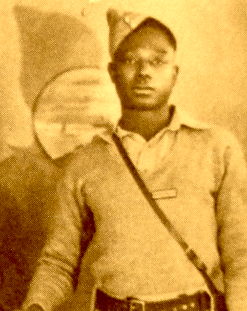 10 juin 1942. Bir Hakeim. Un Camerounais s'écroule, une jambe arrachée, l'autre en charpie. Rallié dès août 1940, un vétéran du Gabon et de la Syrie. Il pleure. Mais pour tous les copains tués. Car lui, il est sûr de s'en sortir. Et de fait, capturé, il survivra ! Raphaël Onana.