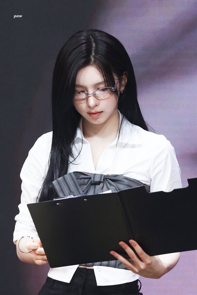 Paw_bae1228's tweet photo. 260125 대리님이 면접 보러 오시면...

#NMIXX #엔믹스 #배이 #BAE https://t.co/W6rktHWoG0