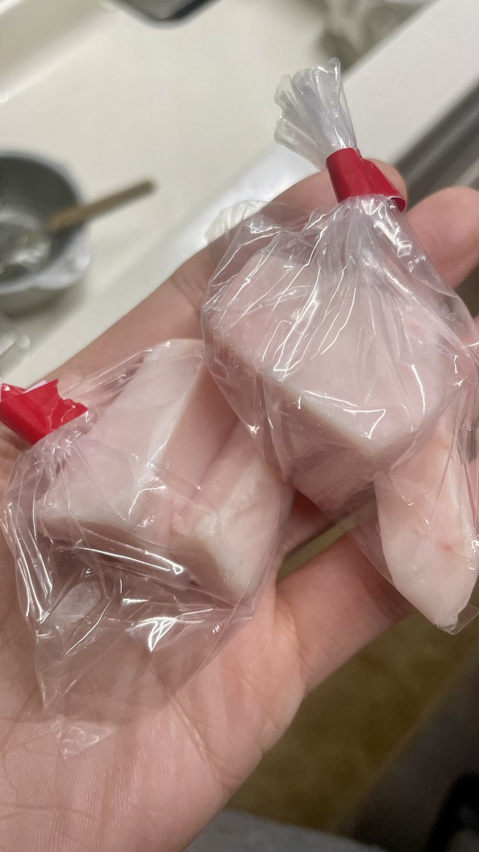 牛肉買ったものの脂を忘れ、スーパーのよう分からん成形もんは嫌で八食の肉屋で聞いてみると倉石牛の発見。財布出して待っていたら無料と言われ申し訳ねえw