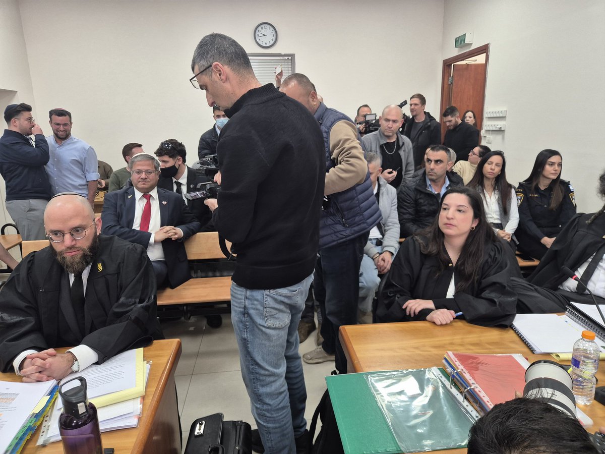 Roi_Yanovsky's tweet image. החל הדיון בעתירה של רפ"ק רינת סבן, עוזרת ראש אח"מ, על ההחלטה של השר בן גביר למנוע את קידומה בעקבות עדותה במשפט נתניהו. 
בן גביר הגיע לדיון בעצמו, המפכ"ל שחתום על קידומה לסנ"צ, הוציא אותה לקורס פיקוד ומטה, קידם אותה ואישר את כל הליכי הקידום, לא הגיע. הנציג היחיד של המשטרה בדיון…