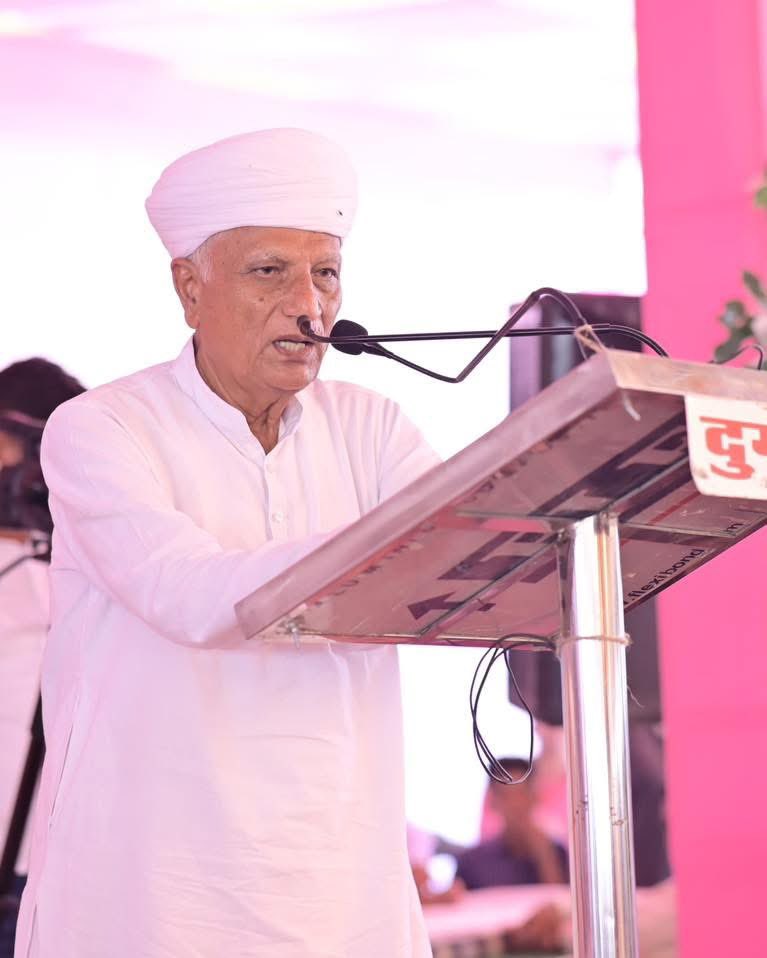 SanwalDudi's tweet photo. जो नेता सत्ता में रहकर भी आमजन की तरह जीता हो,
जो गाँव-ढाणी से कभी दूर न हुआ हो,
वही असली जनप्रतिनिधि कहलाने का हक़ रखता है।
हेमाराम चौधरी जी इसका जीवंत उदाहरण हैं।
#जननायक_हेमाराम_चौधरी https://t.co/O8aWksLsXa
