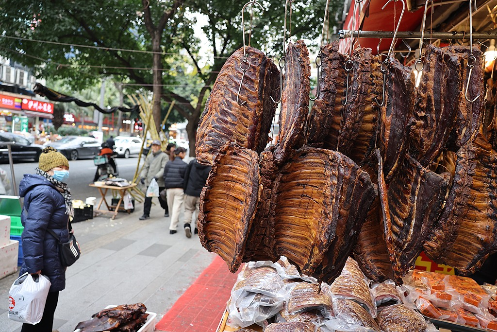ChinaDaily's tweet image. #Sausage Street is calling — can you smell the Chinese New Year spirit in the air? 

On #Chengdu's Xinkaosi Street, butcher shops are bustling as rows of handcrafted sausages hang proudly, filling the lane with the rich aroma of meats and spices. Each sausage is a tasty sign that