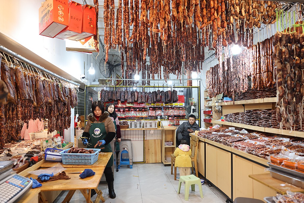 ChinaDaily's tweet image. #Sausage Street is calling — can you smell the Chinese New Year spirit in the air? 

On #Chengdu's Xinkaosi Street, butcher shops are bustling as rows of handcrafted sausages hang proudly, filling the lane with the rich aroma of meats and spices. Each sausage is a tasty sign that