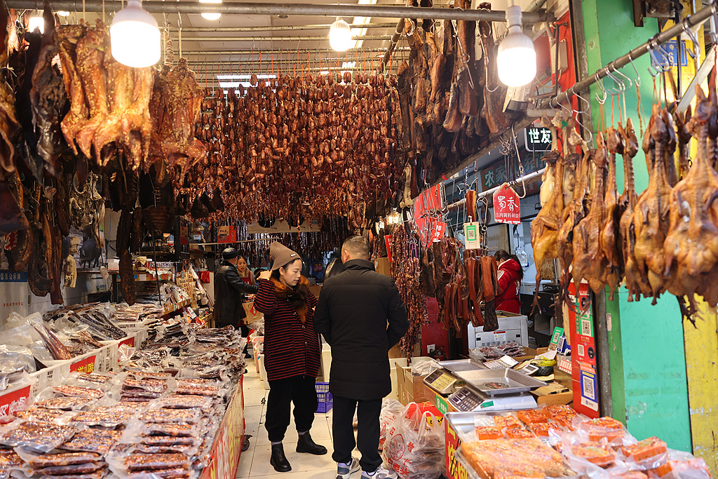 ChinaDaily's tweet image. #Sausage Street is calling — can you smell the Chinese New Year spirit in the air? 

On #Chengdu's Xinkaosi Street, butcher shops are bustling as rows of handcrafted sausages hang proudly, filling the lane with the rich aroma of meats and spices. Each sausage is a tasty sign that
