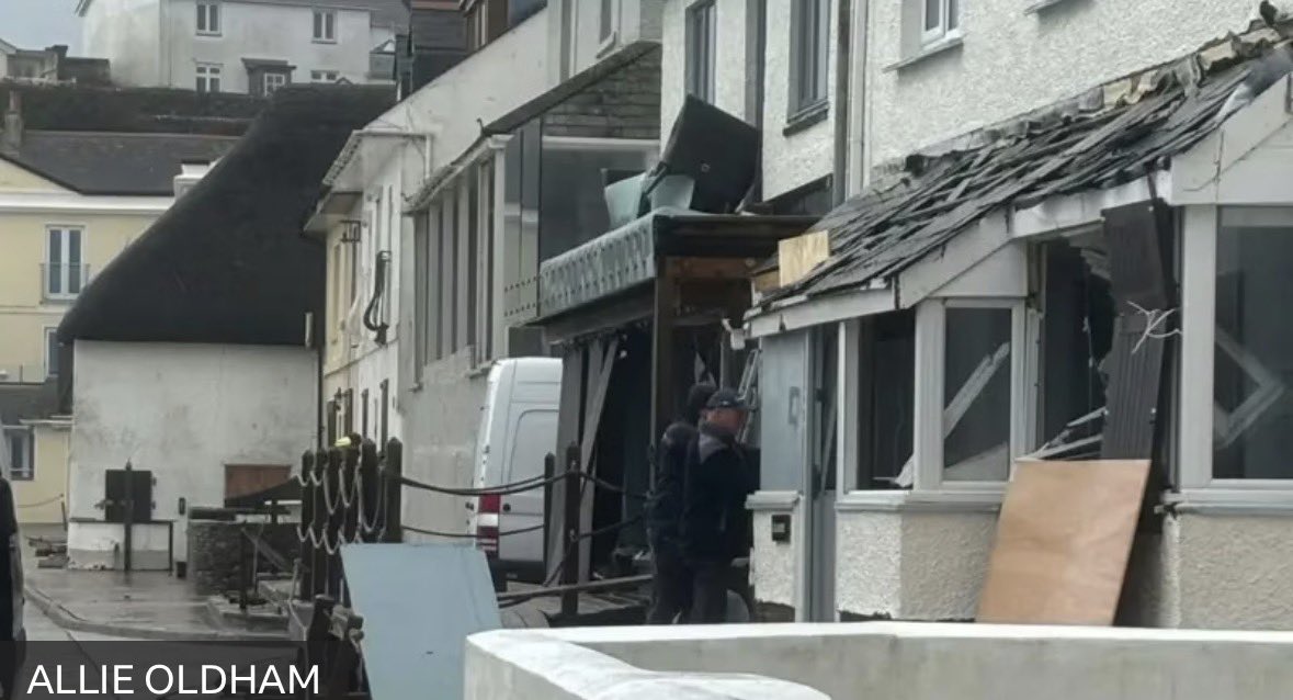👀🙏👀 Storm Damage 👀🙏👀

The southwest taking a true battering , Teignmouth pier lost a section, Penzance like something out of the 2012 movie. Dawlish train line hammered again. No more government funding available from two tier Starmer 

Local residents affected badly