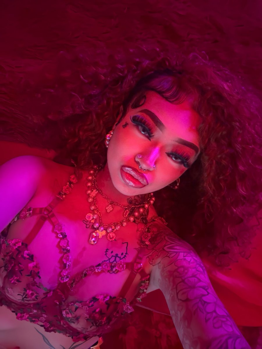 percckitty's tweet photo. just let me love you 🌹 https://t.co/p28sXZJlGx