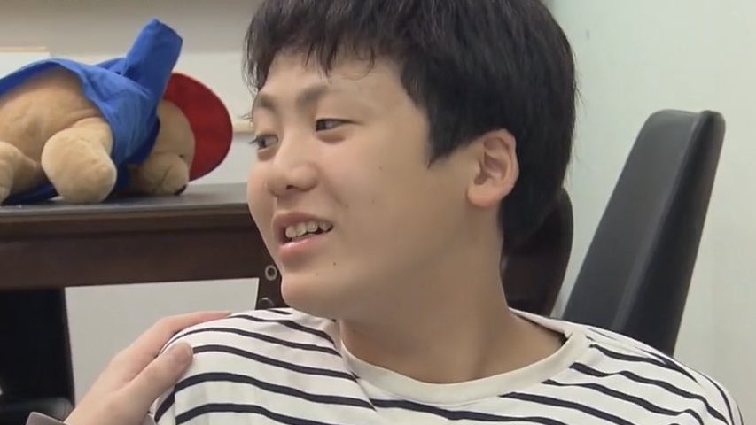 lolitascak3's tweet image. น้องบอกอยากลองเป็นลูกคนรองบ้าง รายการเลยไปเป็นพี่คนโตให้ แล้วมันหนักมากกว่าที่คิด ต้องเปลี่ยนผ้าอ้อม ทำกับข้าว น้องร้องไห้งอแงก็ต้องดูแล แล้วนึกสภาพ ‘เด็ก 12’ ดูแลเด็กคนเดียว ขนาดทีมงานเป็นผู้ใหญ่มาทำยังเหนื่อย น้องเกิดมาก็โดนยัดหน้าที่ให้ กลายเป็นผู้ปกครองแทนพ่อแม่แท้ๆ