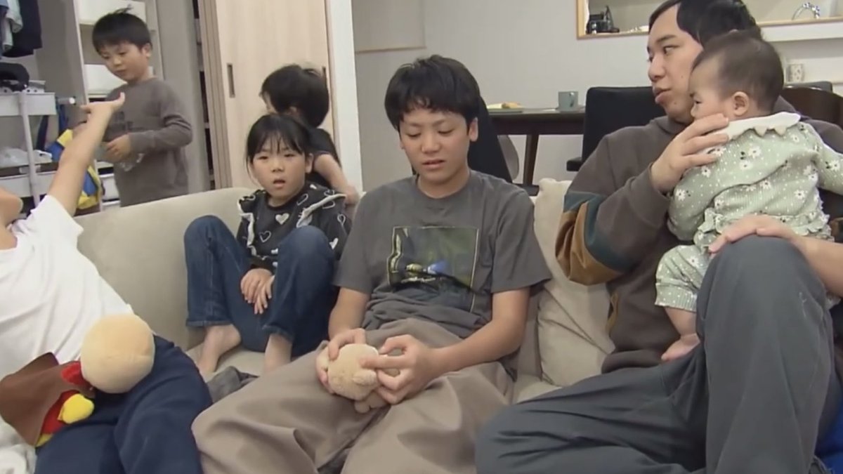 lolitascak3's tweet image. น้องบอกอยากลองเป็นลูกคนรองบ้าง รายการเลยไปเป็นพี่คนโตให้ แล้วมันหนักมากกว่าที่คิด ต้องเปลี่ยนผ้าอ้อม ทำกับข้าว น้องร้องไห้งอแงก็ต้องดูแล แล้วนึกสภาพ ‘เด็ก 12’ ดูแลเด็กคนเดียว ขนาดทีมงานเป็นผู้ใหญ่มาทำยังเหนื่อย น้องเกิดมาก็โดนยัดหน้าที่ให้ กลายเป็นผู้ปกครองแทนพ่อแม่แท้ๆ