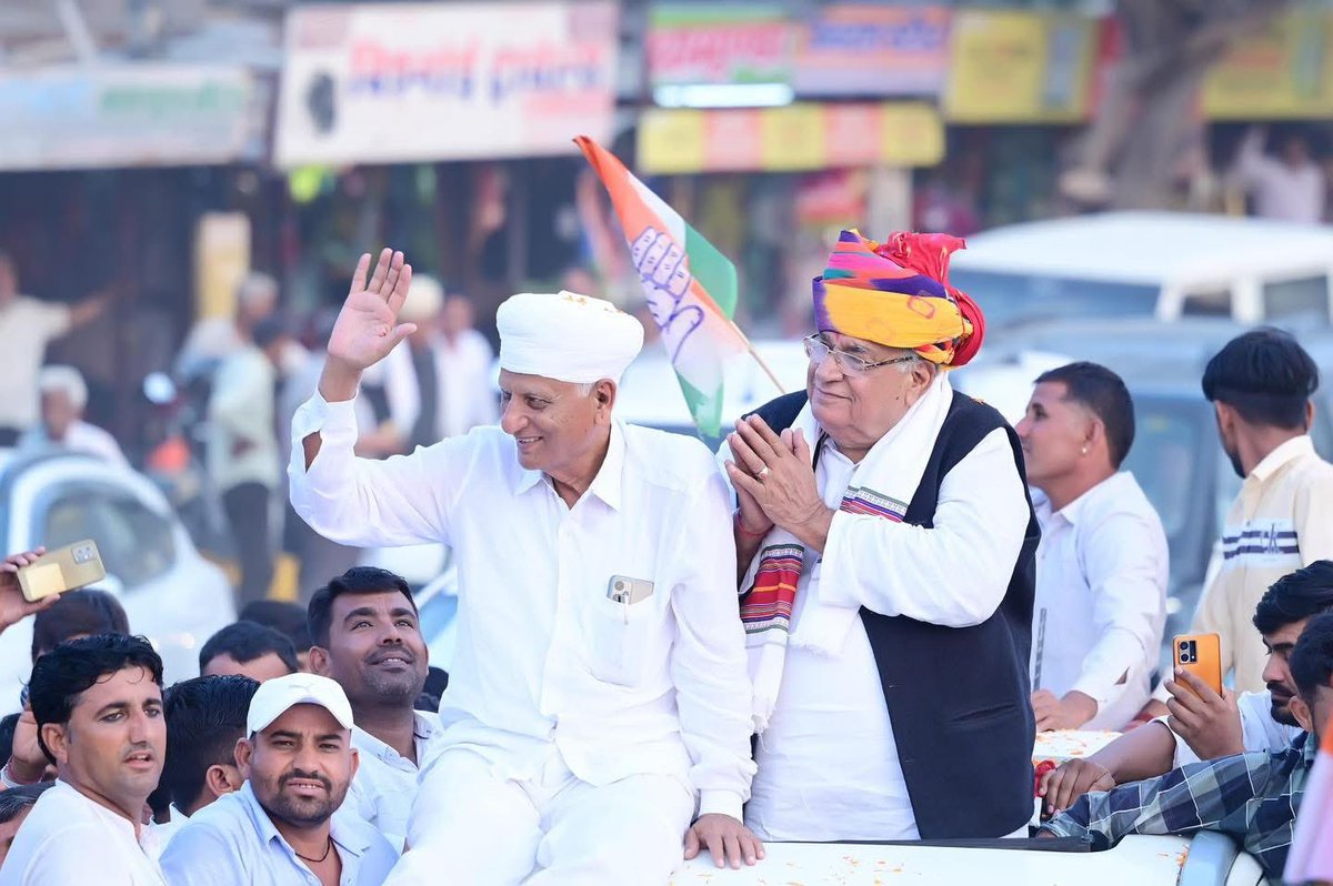 SanwalDudi's tweet photo. जो नेता सत्ता के करीब रहकर भी जनता से दूर न हो,
वही भरोसे के लायक होता है।
हेमाराम चौधरी जी ने यह भरोसा वर्षों में कमाया है।
#जननायक_हेमाराम_चौधरी https://t.co/ahOKJgOpqI