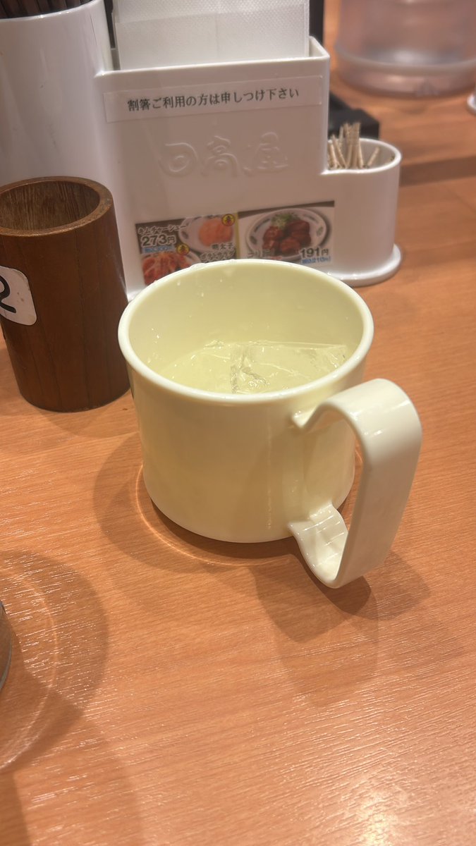 aikun______'s tweet photo. 冷奴頼んだらお冷きた https://t.co/4jwKB41sp9