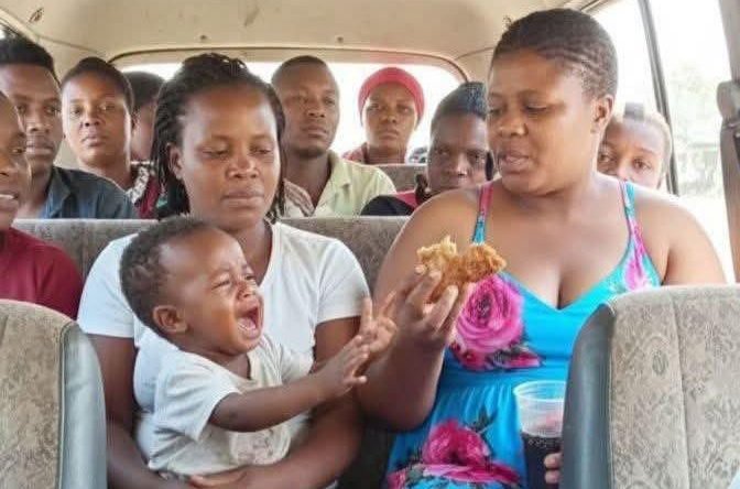 Ohsimple1's tweet image. When hunger hits hard and the snack is doing cruise control 😭✋🍗
Baby be like: Aunty, share is care ooo! 😄