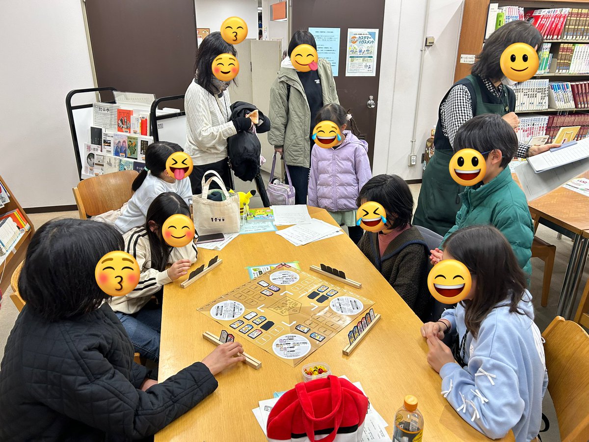 goitaosa's tweet photo. 全国の図書館でボードゲーム企画を展開されている格闘系司書さんのお誘いで、京都市中央図書館さんでの第1回ボードゲーム会に大阪支部で参加。2時間で8人の小学生がポケモンごいたを初体験して全員大興奮。素晴らしい取り組みに感謝です。
#ごいた #ポケモン
#図書館ごいた #京都ごいた https://t.co/d6Kyk3t4Vz