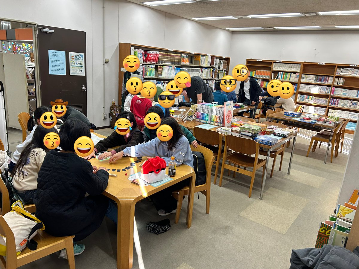 goitaosa's tweet photo. 全国の図書館でボードゲーム企画を展開されている格闘系司書さんのお誘いで、京都市中央図書館さんでの第1回ボードゲーム会に大阪支部で参加。2時間で8人の小学生がポケモンごいたを初体験して全員大興奮。素晴らしい取り組みに感謝です。
#ごいた #ポケモン
#図書館ごいた #京都ごいた https://t.co/d6Kyk3t4Vz