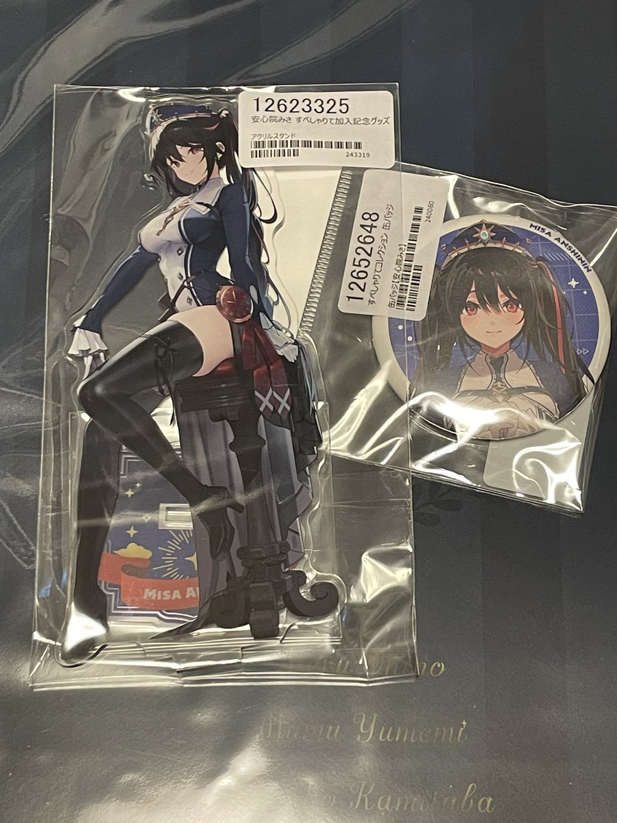 教祖様のアクスタと缶バッジ届きました！！✨✨ やっぱり太ももうっひ