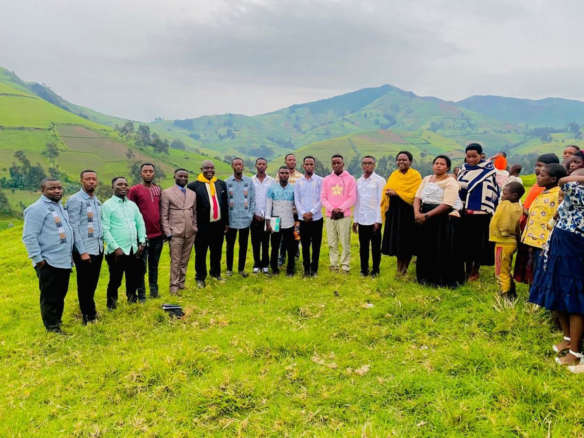 Nous te remercions et te rendons grâce, notre seigneur, Toi qui nous as sauvés des fléaux  Wazalendo, les FARDC et les FDLR, et tu nous as envoyé tes enfants  les Lions de Sarambwe pour nous protéger. Aujourd’hui, nous avons la paix. Ici à Murambi de Ngungu,nous te remercions.