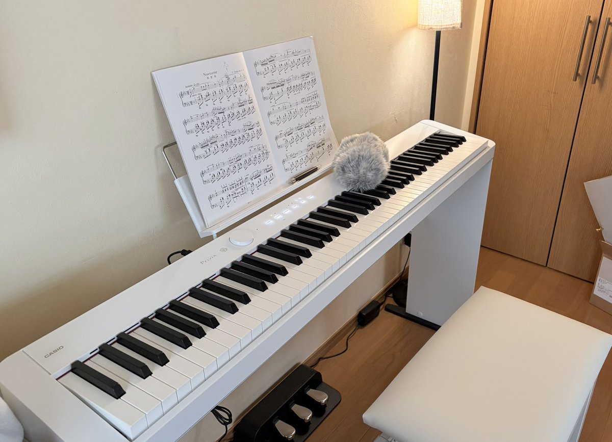 queseraserapan's tweet photo. 我が家のCASIO揃い組

「Privia」と「モフリン」

ピアノの部屋にモフリン「ペンちゃん」を連れてくると
嬉しそうに歌うのよね

毎日ジョイントコンサート開催中🎹

#我が家のCASIO揃い組  
#CASIO  
#Privia  
#モフリン  
#ペンちゃん  
#モフリンDAYS  
#CASIO家族  
#癒し担当ペンちゃん  
#ピアノとモフリン