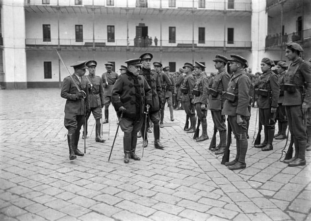 Retrovisor__'s tweet photo. #406526

Títol: Comandament passa revista a la caserna Jaume I de Barcelona.

Autor: Ramon Claret / Joan Bert

Data: 1934-01-01

Un comandament passa revista al pati d'armes de la caserna militar de Jaume I a Barcelona. https://t.co/AHCtubc5Ia