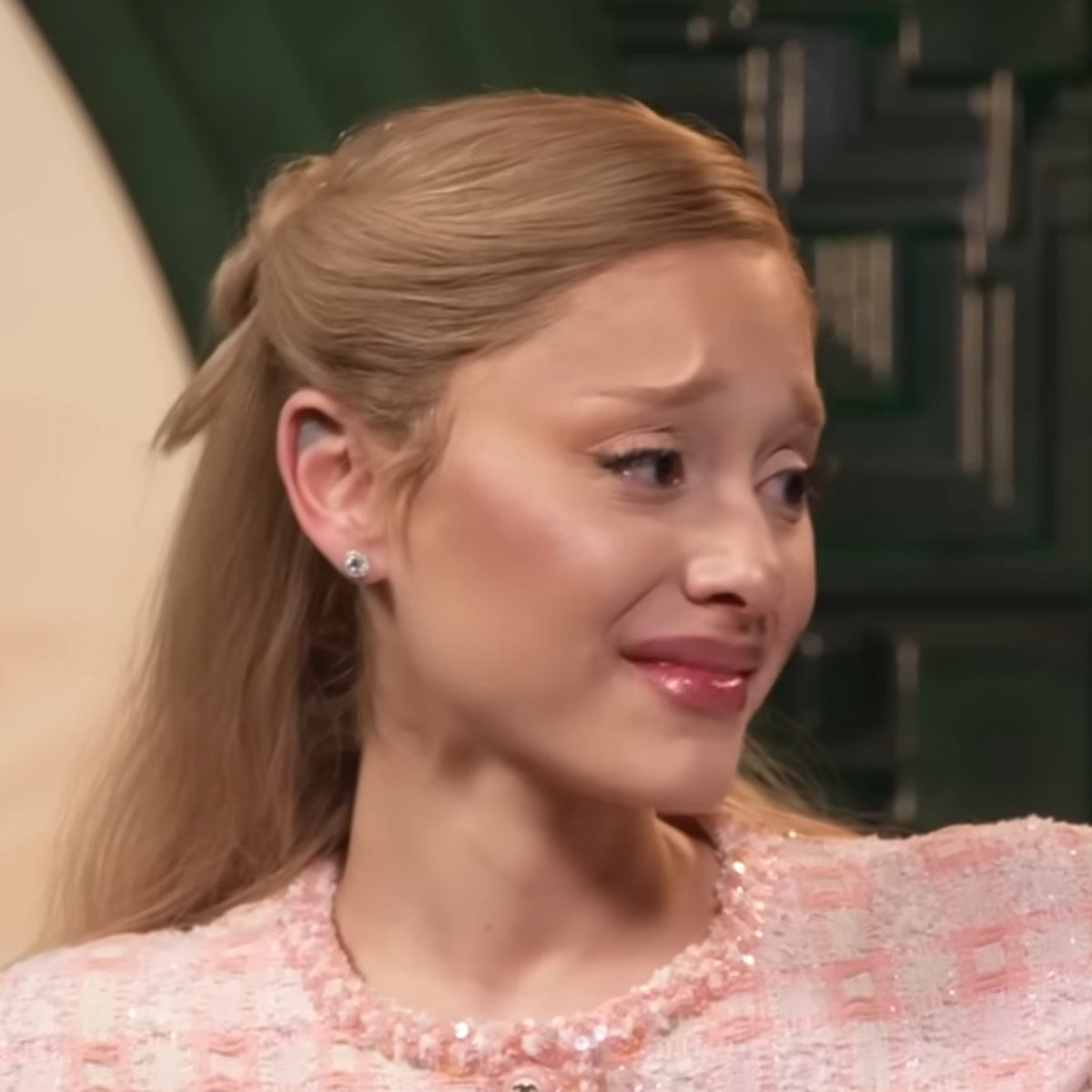 AcervoCharts's tweet image. Eleitores do Oscar revelaram que Ariana Grande perdeu sua indicação devido ao comportamento estranho com Cynthia Erivo.

Eles criticaram “tentativas forçadas de viralização” e apontaram crises de choro durante entrevistas como falta de preparo emocional.