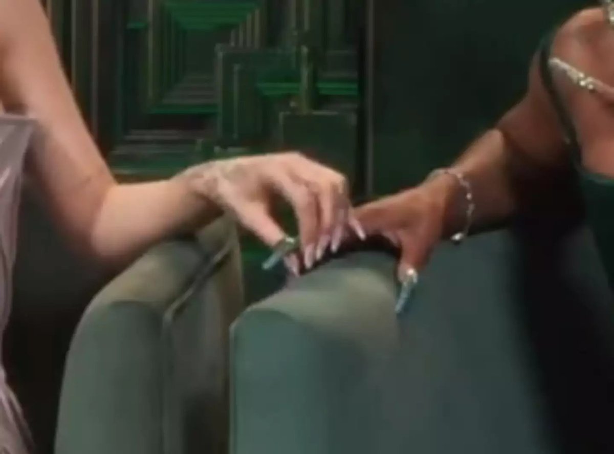 AcervoCharts's tweet image. Eleitores do Oscar revelaram que Ariana Grande perdeu sua indicação devido ao comportamento estranho com Cynthia Erivo.

Eles criticaram “tentativas forçadas de viralização” e apontaram crises de choro durante entrevistas como falta de preparo emocional.