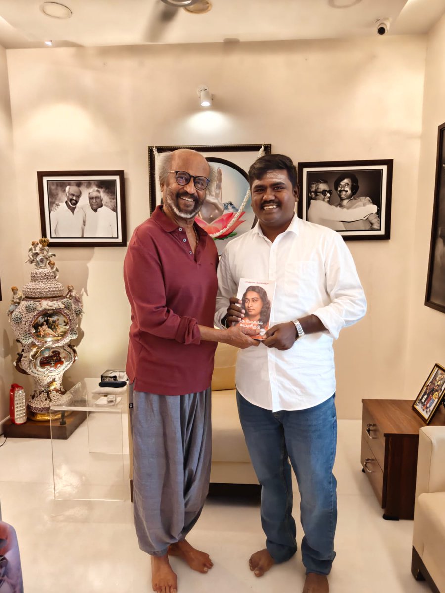 RBSIRAJINI's tweet photo. திருவண்ணாமலை கிரிவலப் பாதைக்கு  விளக்குகள் வழங்கிய தலைவரின் சேவையை நினைவு கூர்ந்து மகான் யோகி ராம்சுரத்குமார் அவர்களின் தெய்வீக  படம்  தலைவரின் நலன் வேண்டி பிரார்த்தித்து  இன்று பக்தியுடன் கொடுக்கப்பட்டது. தலைவர் அன்புடன் பெற்றுக்கொண்டார். தலைவர் @rajinikanth வாழ்க❤️❤️❤️ https://t.co/IZ0xrlUzwC