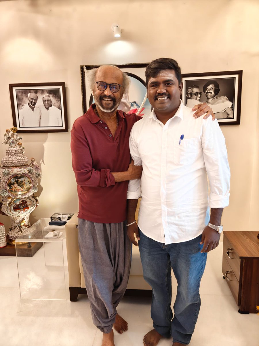 RBSIRAJINI's tweet photo. திருவண்ணாமலை கிரிவலப் பாதைக்கு  விளக்குகள் வழங்கிய தலைவரின் சேவையை நினைவு கூர்ந்து மகான் யோகி ராம்சுரத்குமார் அவர்களின் தெய்வீக  படம்  தலைவரின் நலன் வேண்டி பிரார்த்தித்து  இன்று பக்தியுடன் கொடுக்கப்பட்டது. தலைவர் அன்புடன் பெற்றுக்கொண்டார். தலைவர் @rajinikanth வாழ்க❤️❤️❤️ https://t.co/IZ0xrlUzwC