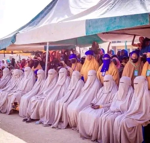 fatimaaaah__'s tweet image. They all memorised the Holy Qur’an and opened Islamiyya schools to teach. This is commendable and the beauty of Islam 😍. Allahummah Bareekh