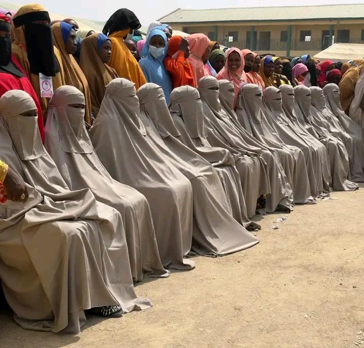 fatimaaaah__'s tweet image. They all memorised the Holy Qur’an and opened Islamiyya schools to teach. This is commendable and the beauty of Islam 😍. Allahummah Bareekh